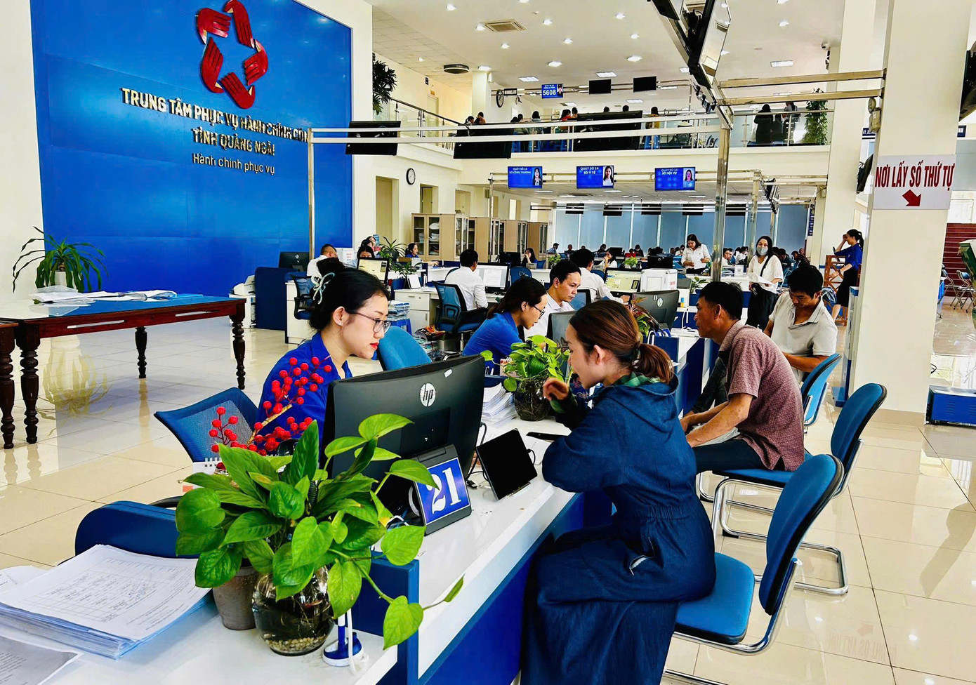 Các bạn ĐVTN hỗ trợ người dân giải quyết thủ tục hành chính tại Trung tâm phục vụ hành chính công tỉnh Quảng Ngãi. Ảnh: Nguyễn Ngọc