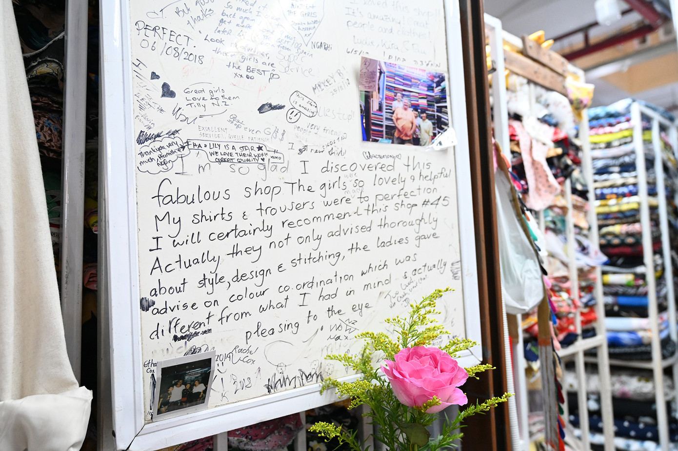 Những dòng cảm nhận của khách lưu lại sau khi trải nghiệm dịch vụ “may nóng”. (Ảnh: Huỳnh Như)