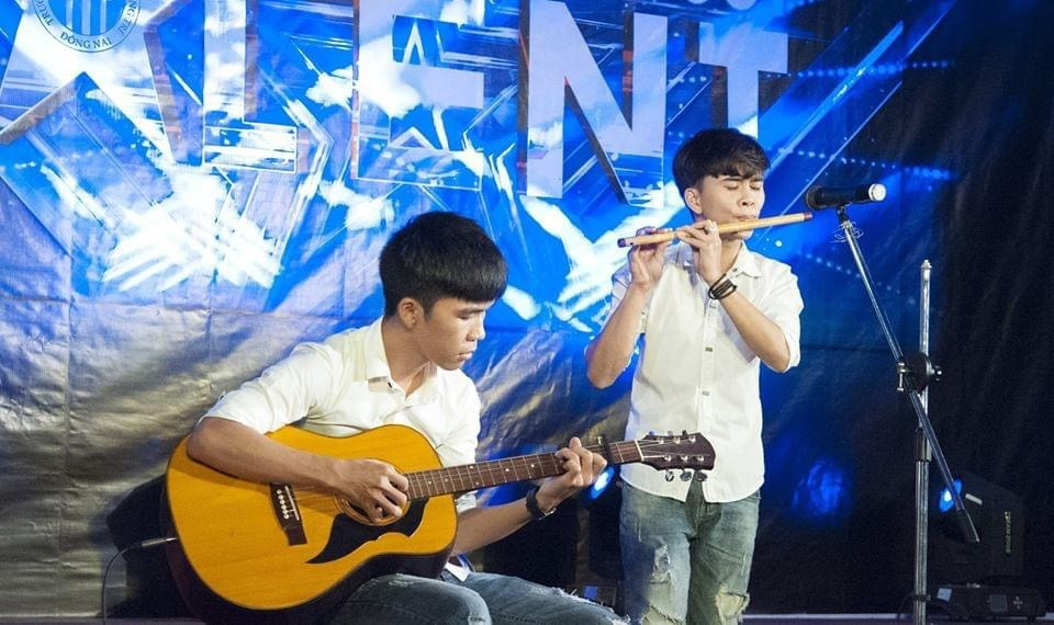 Không chỉ hội họa, Tý Quậy còn đa tài nhiều lĩnh vực, như biểu diễn các loại nhạc cụ, và tham gia nhiều cuộc thi tìm kiếm tài năng. Trong ảnh là Tý Quậy tham gia cuộc thi Tìm kiếm tài năng - Got Talent năm 2017 cùng bạn học tại trường. Ảnh: NVCC.