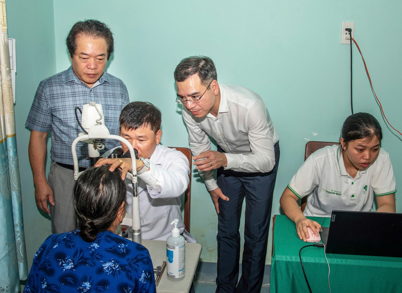 Các y bác sĩ khám và kiểm tra tinh thể mắt cho bà con. Ảnh: Văn Chương Các y bác sĩ khám và kiểm tra tinh thể mắt cho bà con. Ảnh: Văn Chương