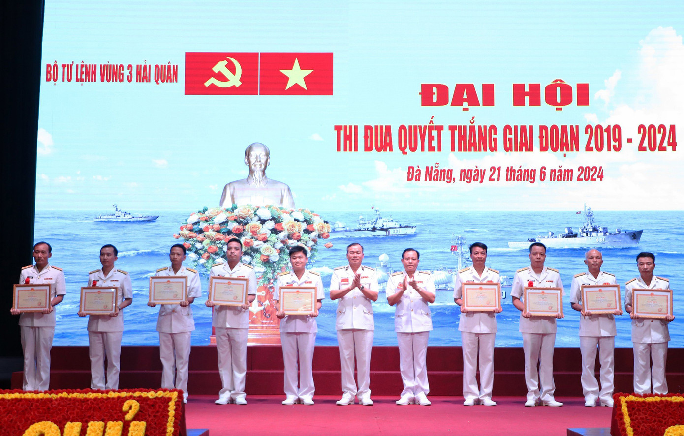 Thủ trưởng Bộ Tư lệnh Hải quân (ảnh trái), và thủ trưởng Vùng 3 Hải quân trao thưởng các tập thể, cá nhân có thành tích tốt trong phong trào TĐQT giai đoạn 2019 - 2024 Thủ trưởng Bộ Tư lệnh Hải quân (ảnh trái), và thủ trưởng Vùng 3 Hải quân trao thưởng các tập thể, cá nhân có thành tích tốt trong phong trào TĐQT giai đoạn 2019 - 2024