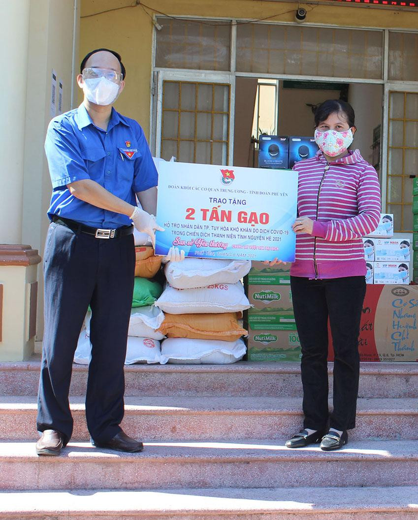 Trao quà hỗ trợ của Đoàn khối các Cơ quan TƯ cho UBND phường 5 (TP Tuy Hòa) - Ảnh: Huyền Oanh Trao quà hỗ trợ của Đoàn khối các Cơ quan TƯ cho UBND phường 5 (TP Tuy Hòa) - Ảnh: Huyền Oanh