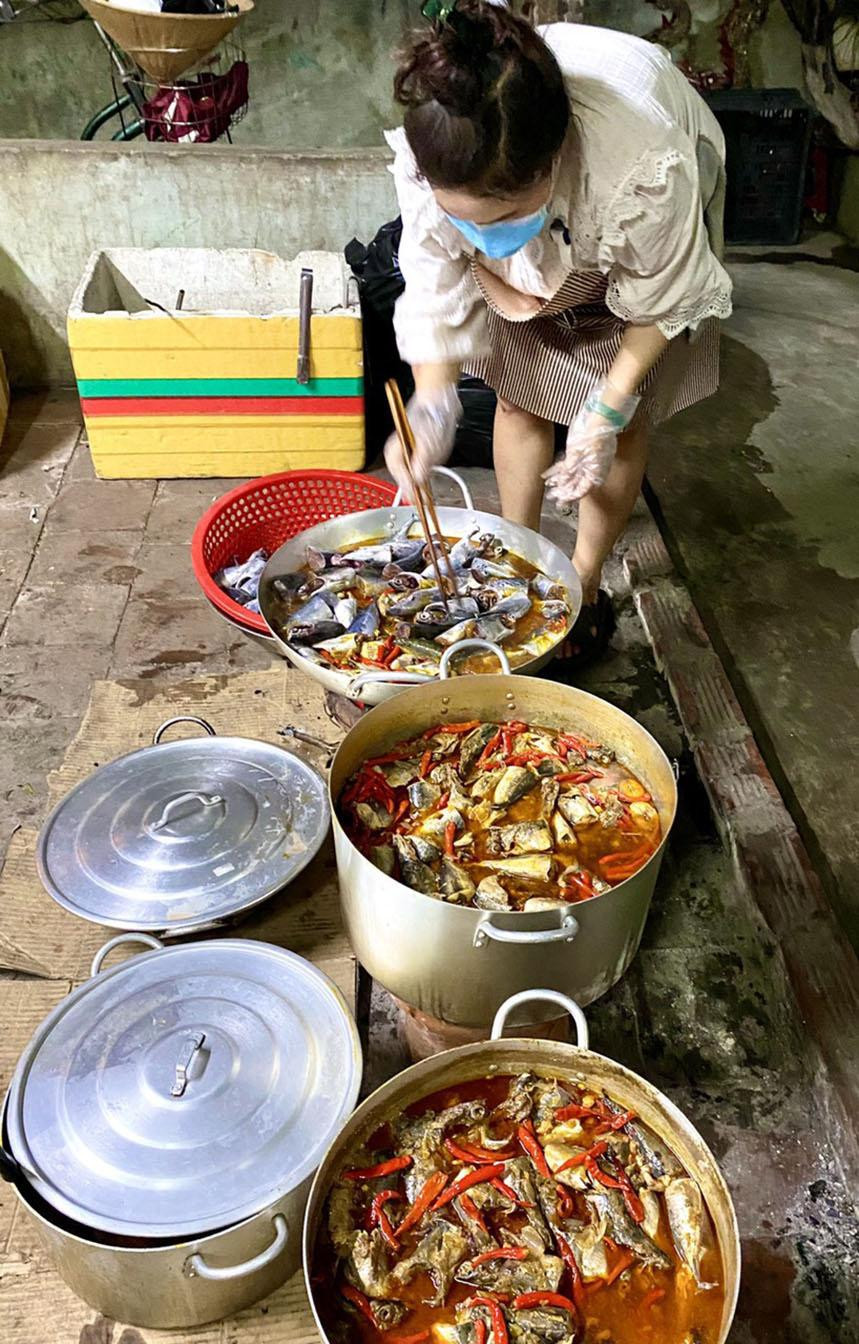 Để có được những hộp cá yêu thương, hai chị dậy từ sớm đặt mua các loại cá như cá ồ, cá chù, cá nục… về làm sạch để ráo nước, rồi kèm thêm thịt heo, gia vị tẩm ướp cho thấm. Sau đó kho cá khoảng 4 giờ đồng hồ cho thật chín và mềm hẳn, bỏ vào hộp nhựa tự tay vận chuyển hoặc nhờ các tình nguyện viên gửi đến các cụ già neo đơn trong tỉnh.