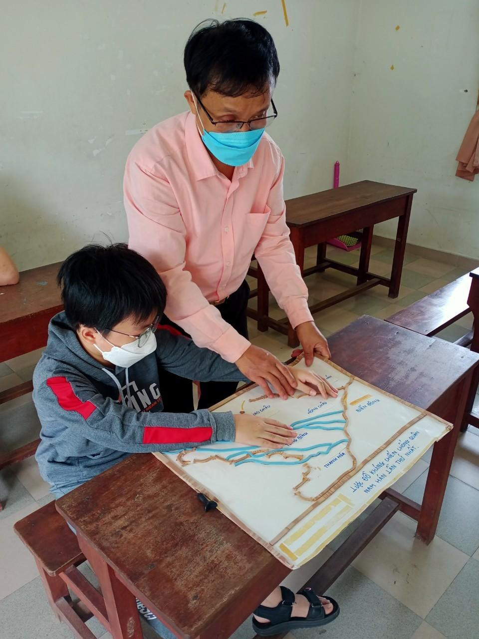 Thông qua các mô hình của thầy, học sinh bị mất thị giác hoàn toàn khi chạm vào sẽ dễ liên tưởng và nhớ bài lâu hơn - ảnh Kim Ngân Thông qua các mô hình của thầy, học sinh bị mất thị giác hoàn toàn khi chạm vào sẽ dễ liên tưởng và nhớ bài lâu hơn - ảnh Kim Ngân