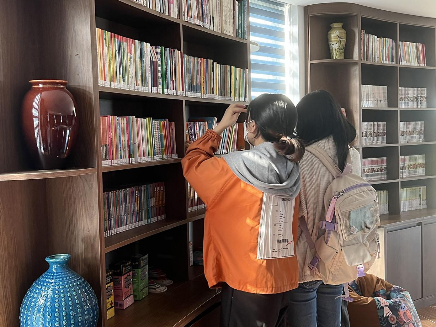 Bạn Hương, sinh viên Đại học Công nghệ thông tin và Truyền thông Việt – Hàn (ĐH Đà Nẵng) cho biết: “Bản thân và bạn bè biết được thông tin thư viện thông qua mạng xã hội. Thư viện đẹp, nhiều sách và có nhiều góc check-in "xịn xò” – Ảnh: Bảo Quyên