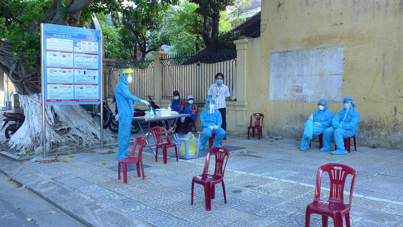 Các nhân viên y tế và lực lượng TNV phường Phước Ninh tổ chức lấy mẫu xét nghiệm cho người dân trên vỉa hè đường Trần Phú. Khu phố có 130 hộ, trong khoảng 1 tiếng đồng hồ sau 8h sáng nay đã xét nghiệm cho đại diện 1/3 gia đình trên địa bàn. Ảnh: Tr.T