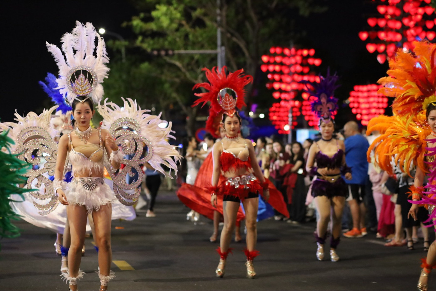 Vũ hội đường phố Đà Nẵng là một trong những hoạt động nghệ thuật thường niên được tổ chức nhằm tạo ra không gian giao lưu, kết nối cộng đồng và quảng bá hình ảnh của thành phố. Vũ hội có sự tham gia của hơn 300 vũ công đến từ Trung tâm Văn hóa - Điện ảnh thành phố Đà Nẵng, quận Sơn Trà, Cao đẳng Văn hóa nghệ thuật Đà Nẵng cùng các câu lạc bộ khiêu vũ trên địa bàn. Ảnh: Trúc Linh. Vũ hội đường phố Đà Nẵng là một trong những hoạt động nghệ thuật thường niên được tổ chức nhằm tạo ra không gian giao lưu, kết nối cộng đồng và quảng bá hình ảnh của thành phố. Vũ hội có sự tham gia của hơn 300 vũ công đến từ Trung tâm Văn hóa - Điện ảnh thành phố Đà Nẵng, quận Sơn Trà, Cao đẳng Văn hóa nghệ thuật Đà Nẵng cùng các câu lạc bộ khiêu vũ trên địa bàn. Ảnh: Trúc Linh.