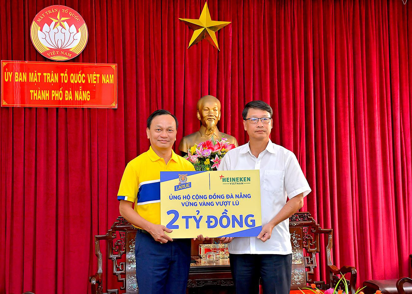 Đại diện Công ty TNHH Nhà máy Bia Heineken Việt Nam trao hỗ trợ cho người dân Đà Nẵng thông qua MTTQ Việt Nam. Đại diện Công ty TNHH Nhà máy Bia Heineken Việt Nam trao hỗ trợ cho người dân Đà Nẵng thông qua MTTQ Việt Nam.