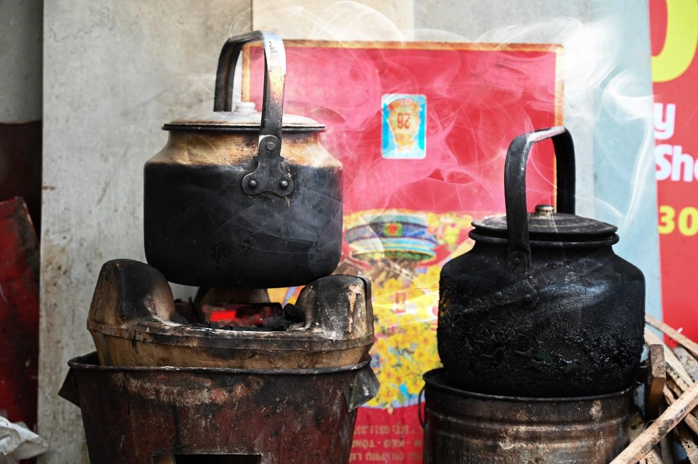 Hai chiếc bếp than hiu hiu lửa đều đặn mỗi ngày từ 3 rưỡi sáng đến 5 giờ chiều, khách đến ngồi nhâm nhi ly cà phê đôi khi ngửi được mùi khói bếp thoang thoảng làm cho không gian của quán thêm gần gũi, ấm cúng - ảnh Huỳnh Như