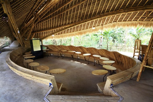 Lớp học vô cùng đặc biệt được làm chủ yếu bằng tre, nứa, cỏ