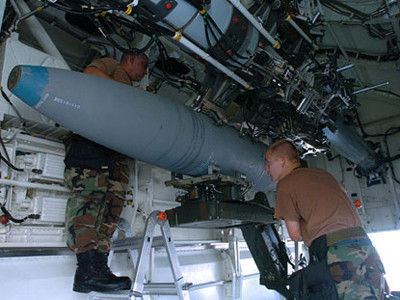 Lắp bom vào khoang vũ khí máy bay ném bom B-2
