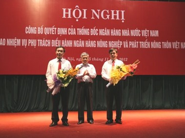 Ông Kiều Trọng Tuyến (ngoài cùng bên trái) và ông Trịnh Ngọc Khánh (ngoài cùng bên phải) tại Hội nghị
