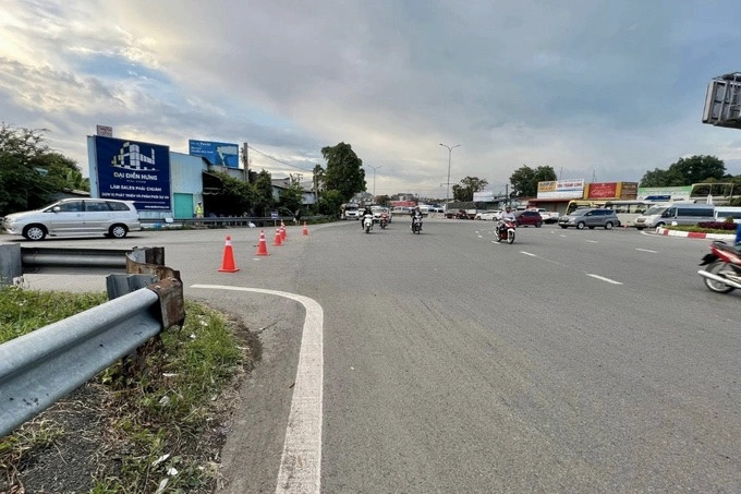 Lực lượng chức năng chặn lối lên cao tốc dòng xe từ Vũng Tàu về TPHCM chiều 9/7 (Ảnh: Phú Việt). Lực lượng chức năng chặn lối lên cao tốc dòng xe từ Vũng Tàu về TPHCM chiều 9/7 (Ảnh: Phú Việt).