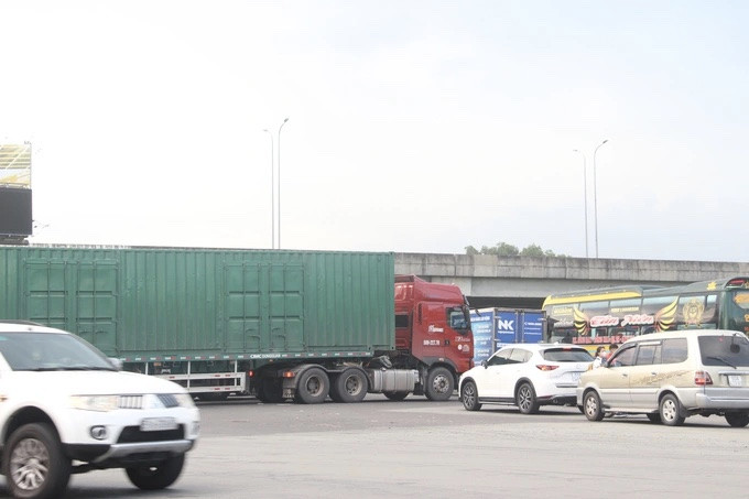 Dòng xe đông đúc tại vòng xoay nút giao quốc lộ 51 với cao tốc Long Thành - TPHCM (Ảnh: Phú Việt). Dòng xe đông đúc tại vòng xoay nút giao quốc lộ 51 với cao tốc Long Thành - TPHCM (Ảnh: Phú Việt).