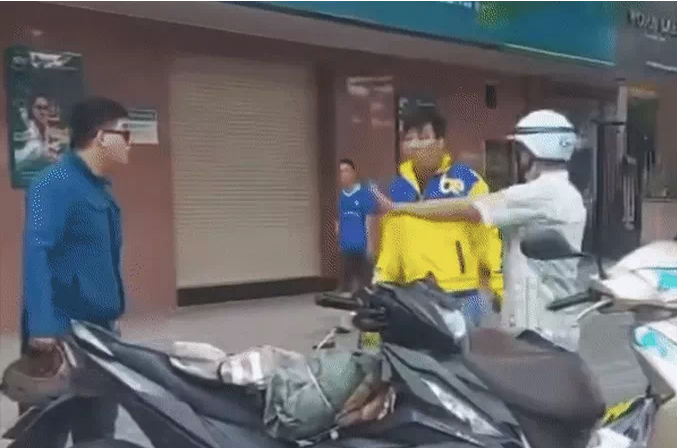 Đoạn clip xô xát giữa nam sinh và người đàn ông mặc áo tài xế hãng Be (Ảnh cắt từ clip: Nhân vật cung cấp).