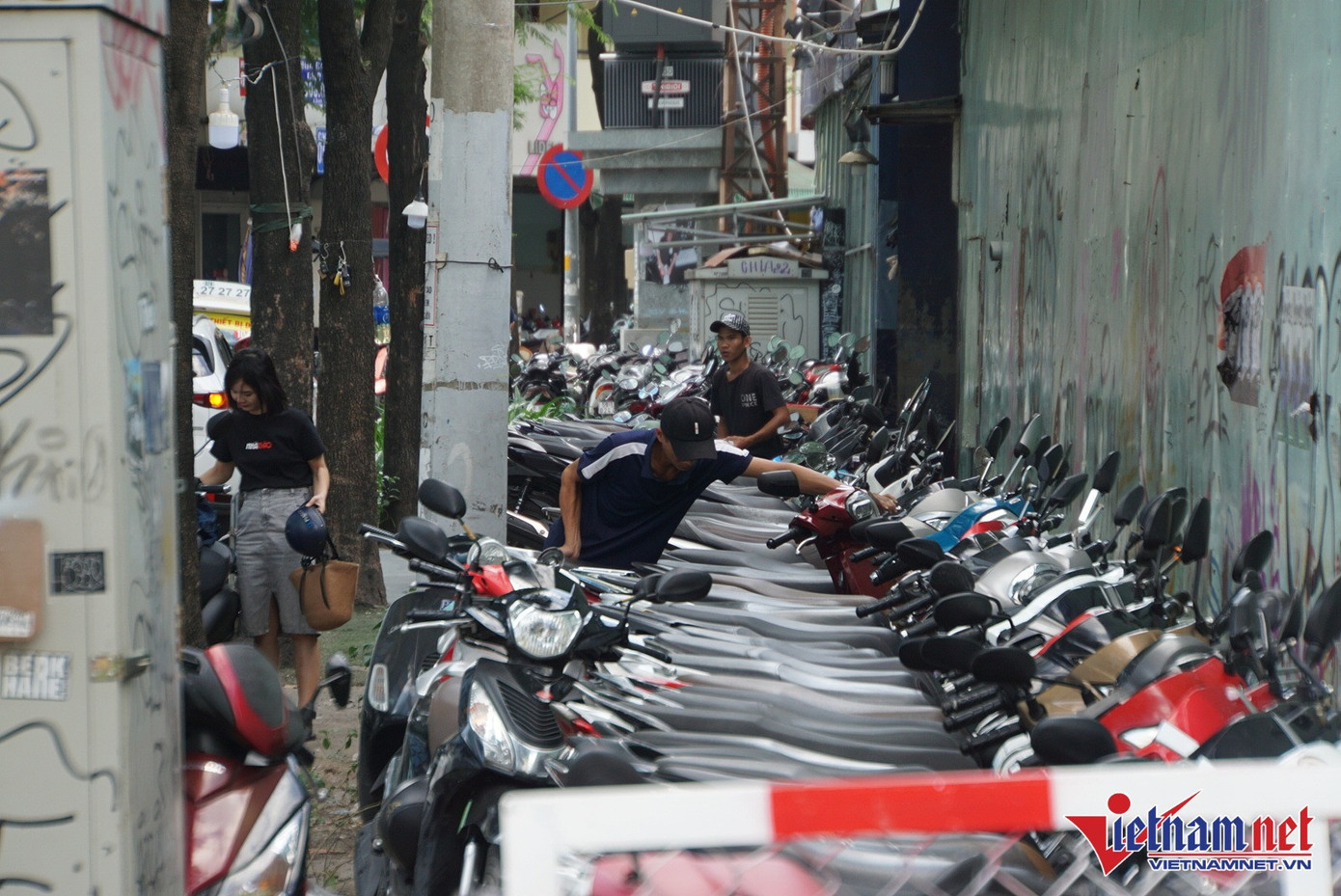 Toàn bộ vỉa hè góc Tôn Thất Hiệp đoạn gần giao với đường Nguyễn Huệ bị chiếm dụng làm bãi giữ xe máy sai quy định. Ảnh chụp hồi tháng 2/2023.