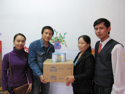 Thường trú báo Tiền phong tại Hà Tĩnh phối hợp với Huyện Đoàn Vũ Quang trao tặng sữa cho Trường mẫu giáo Đức Liên