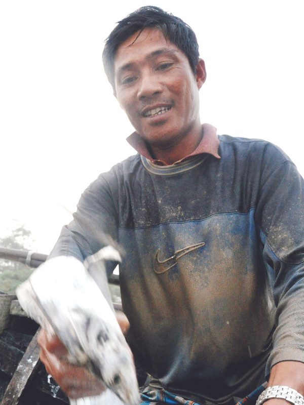 Anh Trần Ngọc Minh nói to: “Biển cho của như rứa mắc chi không lấy”. ảnh: tiến long