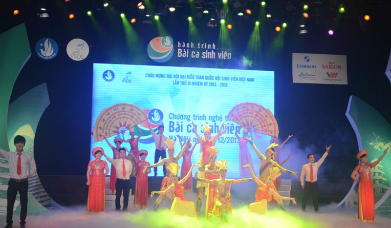 “Lời ru Âu Lạc” của Đại học Kinh tế Kỹ thuật Bình Dương mở màn đêm Gala. “Lời ru Âu Lạc” của Đại học Kinh tế Kỹ thuật Bình Dương mở màn đêm Gala