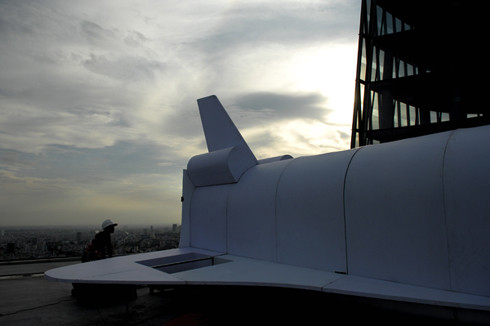 Những người thợ lắp ráp cho biết, mọi thao tác, di chuyển trên tầng 52 này đều phải cẩn thận vì gió lớn có thể thổi bay hoặc làm ngã. Con tàu neo đậu tại đây chịu được sức gió dưới cấp 7