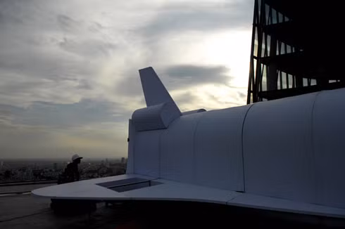 Những người thợ lắp ráp cho biết, mọi thao tác, di chuyển trên tầng 52 này đều phải cẩn thận vì gió lớn có thể thổi bay hoặc làm ngã. Con tàu neo đậu tại đây chịu được sức gió dưới cấp 7