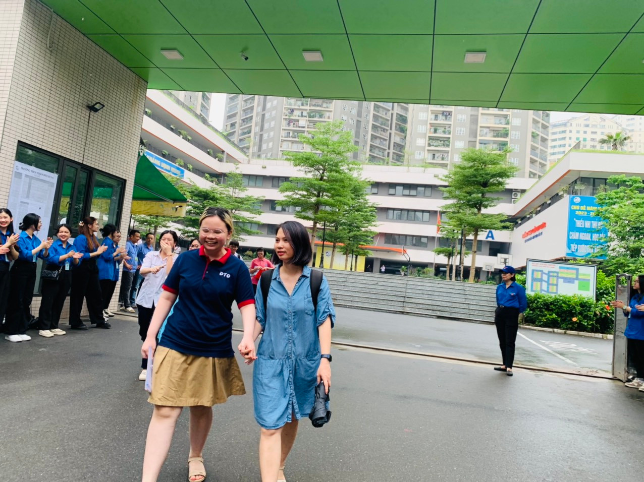 Nhiều phụ huynh đứng bên ngoài chia sẻ, các em dự thi vào Trường Chuyên Hà Nội - Amsterdam đều thuộc diện học giỏi và xuất sắc nhưng khi "đấu" với nhau, điểm cao vẫn có thể trượt là điều bình thường. Nhiều phụ huynh đứng bên ngoài chia sẻ, các em dự thi vào Trường Chuyên Hà Nội - Amsterdam đều thuộc diện học giỏi và xuất sắc nhưng khi "đấu" với nhau, điểm cao vẫn có thể trượt là điều bình thường.