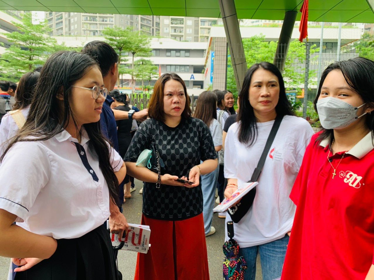 Cả phụ huynh và thí sinh khá thoải mái Cả phụ huynh và thí sinh khá thoải mái