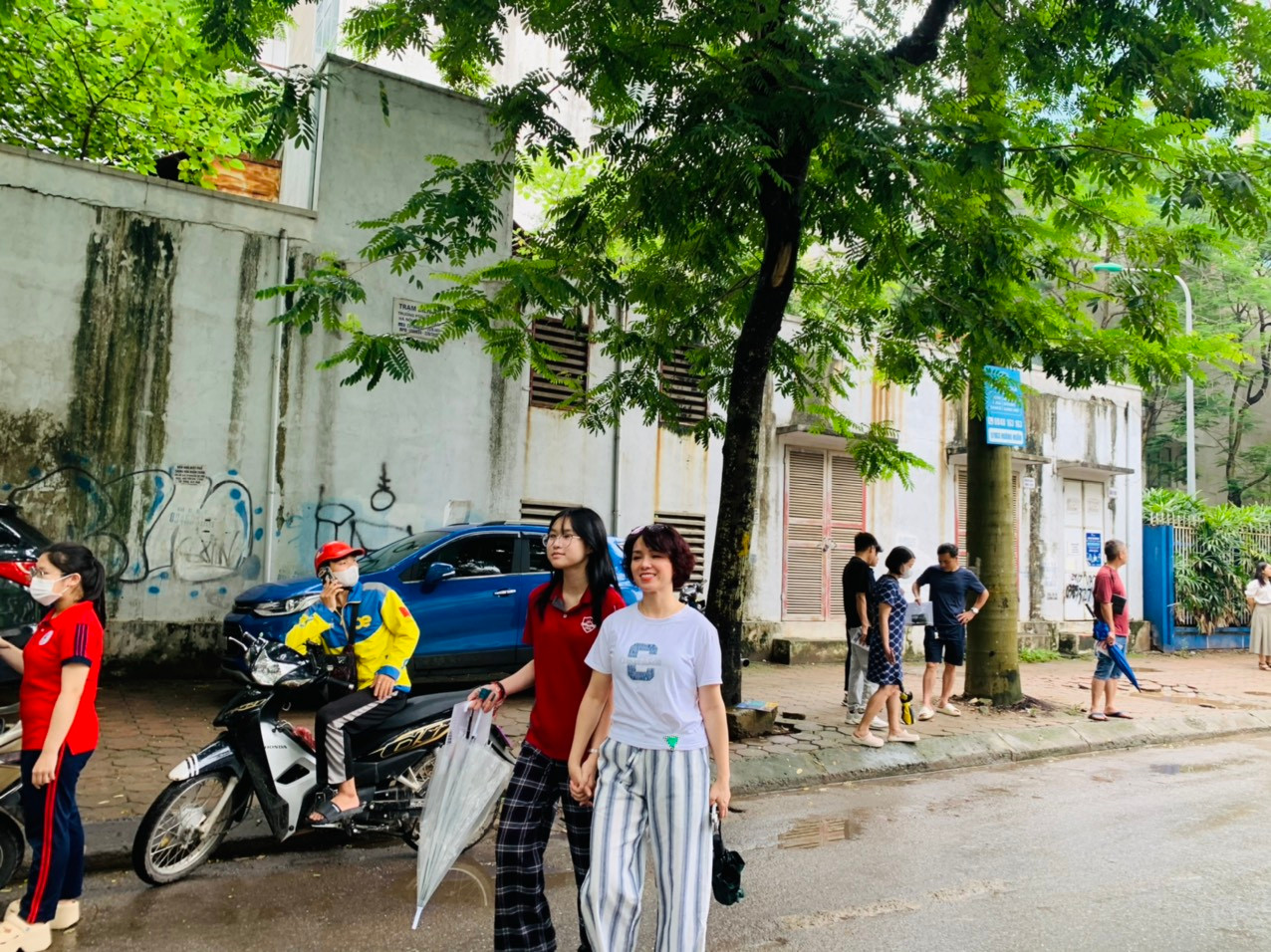 Thí sinh và mẹ thủng thẳng ra về Thí sinh và mẹ thủng thẳng ra về