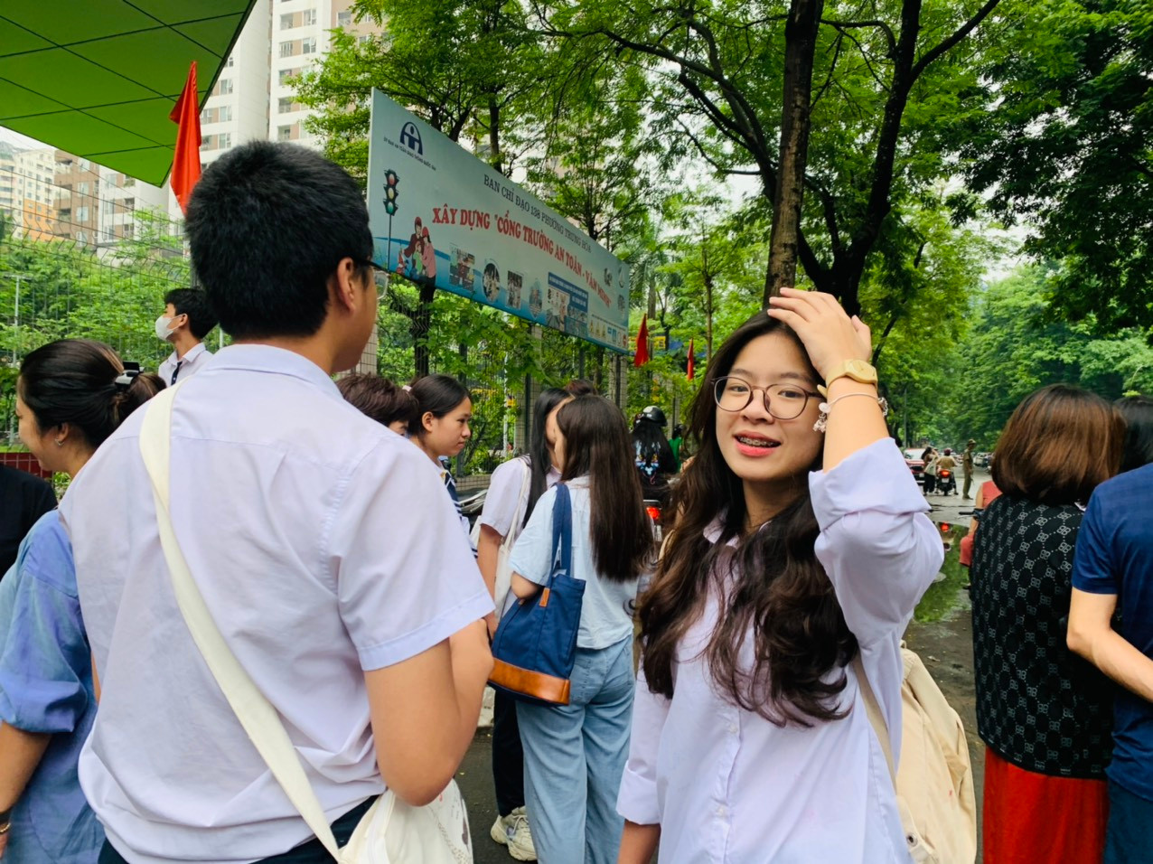 Năm nay, số lượt thí sinh đăng ký dự thi lớp 10 chuyên là 11.191, giảm gần 100 lượt so với năm 2023, trong khi tổng chỉ tiêu là 2.240, tăng gần 500 chỉ tiêu so với năm 2023. Trường THPT Chuyên Nguyễn Huệ dẫn đầu với 4.335 lượt thí sinh dự thi, chỉ tiêu 630, tỷ lệ chọi là 1/6,88. Năm nay, số lượt thí sinh đăng ký dự thi lớp 10 chuyên là 11.191, giảm gần 100 lượt so với năm 2023, trong khi tổng chỉ tiêu là 2.240, tăng gần 500 chỉ tiêu so với năm 2023. Trường THPT Chuyên Nguyễn Huệ dẫn đầu với 4.335 lượt thí sinh dự thi, chỉ tiêu 630, tỷ lệ chọi là 1/6,88.