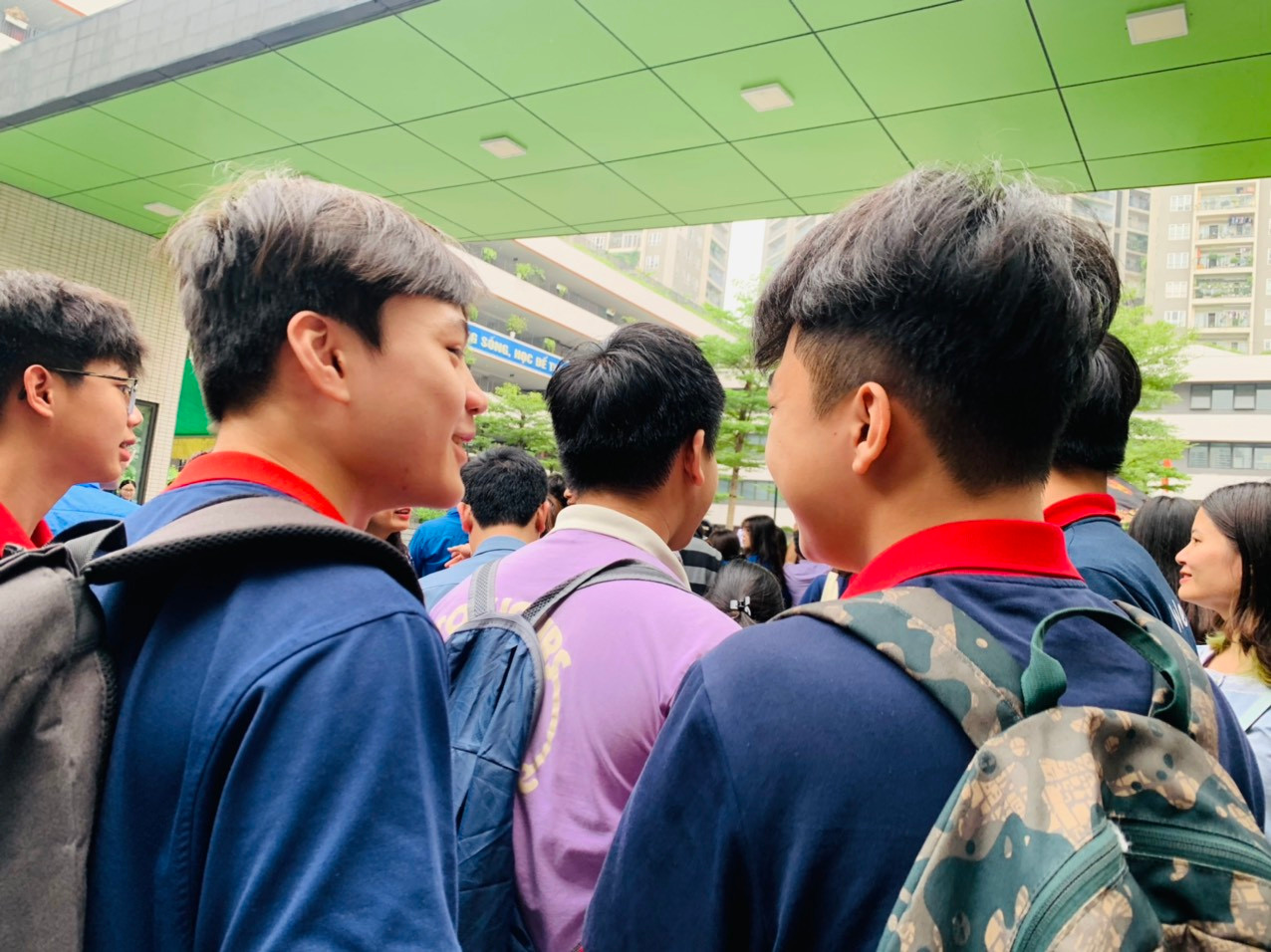 Em Đức Anh, học sinh trường THCS Đoàn Thị Điểm cho rằng, đề bài thi chuyên Pháp của em sáng nay khá vừa sức và em nghĩ sẽ được trên 8 điểm: "Nếu không đỗ chuyên thì em về học trường công lập là trường THPT Nguyễn Thị Minh Khai cũng vẫn vui vẻ"- Đức Anh chia sẻ. Ra khỏi phòng thi, nhiều thí sinh ra khỏi phòng thi đều vui vẻ và cho rằng kết quả thi chuyên "được thì tốt không thì cũng không sao" nên không quá áp lực. Em Đức Anh, học sinh trường THCS Đoàn Thị Điểm cho rằng, đề bài thi chuyên Pháp của em sáng nay khá vừa sức và em nghĩ sẽ được trên 8 điểm: "Nếu không đỗ chuyên thì em về học trường công lập là trường THPT Nguyễn Thị Minh Khai cũng vẫn vui vẻ"- Đức Anh chia sẻ. Ra khỏi phòng thi, nhiều thí sinh ra khỏi phòng thi đều vui vẻ và cho rằng kết quả thi chuyên "được thì tốt không thì cũng không sao" nên không quá áp lực.