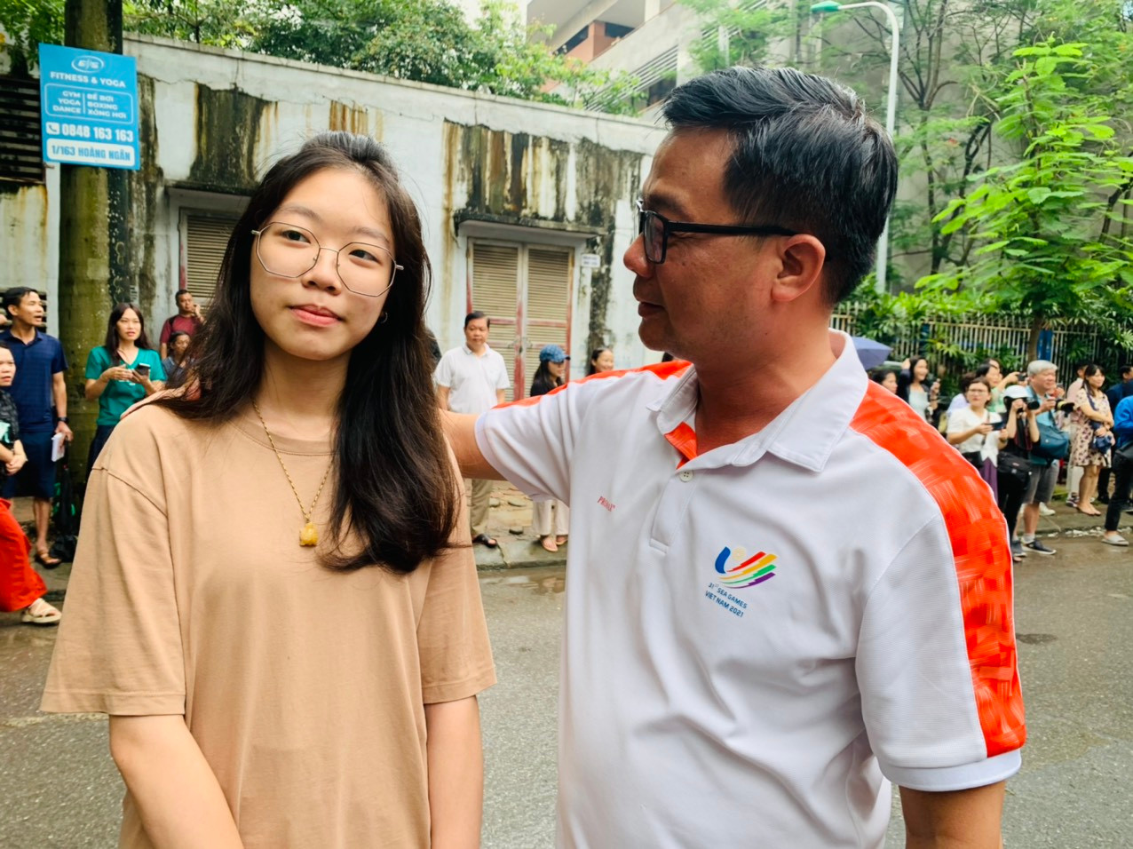 Em Phạm Bảo Nhật Linh học sinh trường THCS Thăng Long cho biết, em đăng ký thi chuyên Hàn và Trung của trường THPT chuyên Hà Nội- Amsterdam. Em cho rằng, bài thi sáng nay em làm khá tốt, hy vọng ít nhất 7 điểm trở lên. Còn bố Linh, anh Phạm Tuấn Nghĩa cho rằng, sáng anh có trách nhiệm đưa con đi thi. Nhưng thực sự gia đình mong con làm bài tốt, để vào được trường yêu thích tuy nhiên không quá kì vọng cũng như quá áp lực. Gia đình trước đó đã tạo điều kiện để con đi ôn những chỗ uy tín nhất mong con có thể vào được lớp chuyên Trung của ngôi trường nổi tiếng này. Em Phạm Bảo Nhật Linh học sinh trường THCS Thăng Long cho biết, em đăng ký thi chuyên Hàn và Trung của trường THPT chuyên Hà Nội- Amsterdam. Em cho rằng, bài thi sáng nay em làm khá tốt, hy vọng ít nhất 7 điểm trở lên. Còn bố Linh, anh Phạm Tuấn Nghĩa cho rằng, sáng anh có trách nhiệm đưa con đi thi. Nhưng thực sự gia đình mong con làm bài tốt, để vào được trường yêu thích tuy nhiên không quá kì vọng cũng như quá áp lực. Gia đình trước đó đã tạo điều kiện để con đi ôn những chỗ uy tín nhất mong con có thể vào được lớp chuyên Trung của ngôi trường nổi tiếng này.