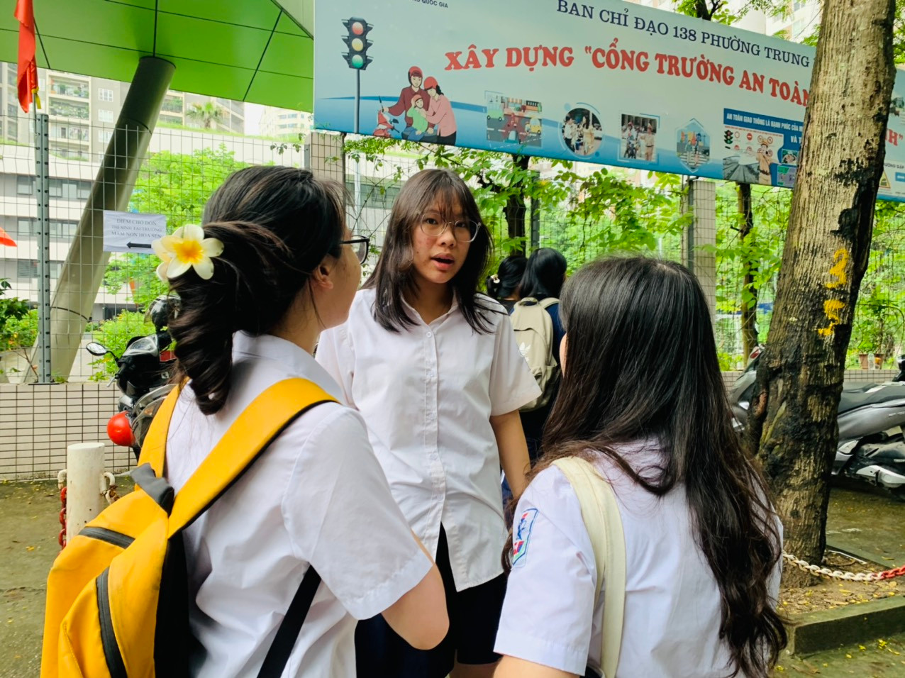 Các thí sinh thi xong môn chuyên không ra về mà còn trao đổi nhau đáp án Các thí sinh thi xong môn chuyên không ra về mà còn trao đổi nhau đáp án