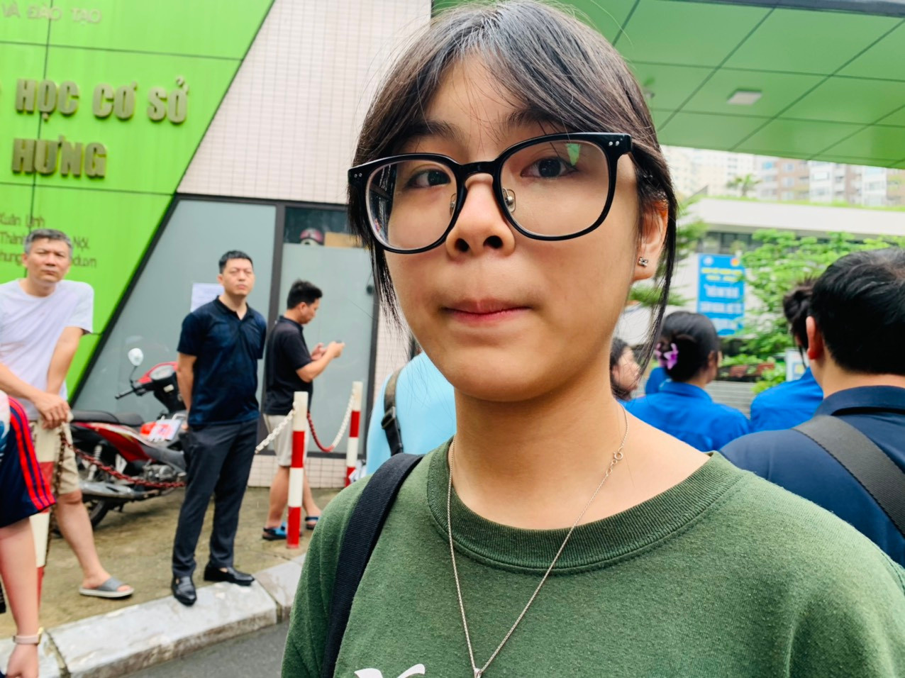 Em Hồ Quý An, để dự tuyển vào lớp 10 chuyên em khá tự tin. Em đăng ký lớp chuyên Nhật và chuyên Nga của trường THPT chuyên Hà Nội- Amsterdam và chuyên Anh của trường THPT chuyên Nguyễn Huệ. Tuy nhiên, em không quá áp lực vì hôm qua em đã làm bài khá tốt. Em Hồ Quý An, để dự tuyển vào lớp 10 chuyên em khá tự tin. Em đăng ký lớp chuyên Nhật và chuyên Nga của trường THPT chuyên Hà Nội- Amsterdam và chuyên Anh của trường THPT chuyên Nguyễn Huệ. Tuy nhiên, em không quá áp lực vì hôm qua em đã làm bài khá tốt.