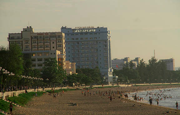 Cận cảnh 3 khách sạn lớn bị giải tỏa để trả lại bờ biển cho người dân ở Quy Nhơn ảnh 3