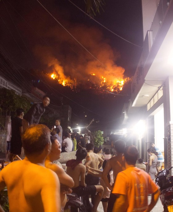 Núi Bà Hỏa phát hỏa lúc đêm khuya hàng trăm hộ dân bị uy hiếp ảnh 1