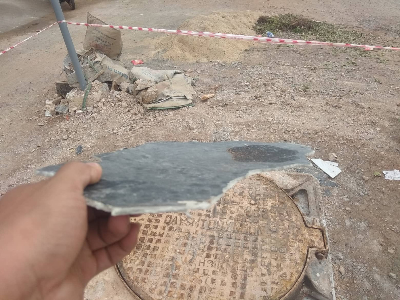 Cháu bé lọt xuống cống bị nước cuốn đi hàng trăm mét ảnh 3