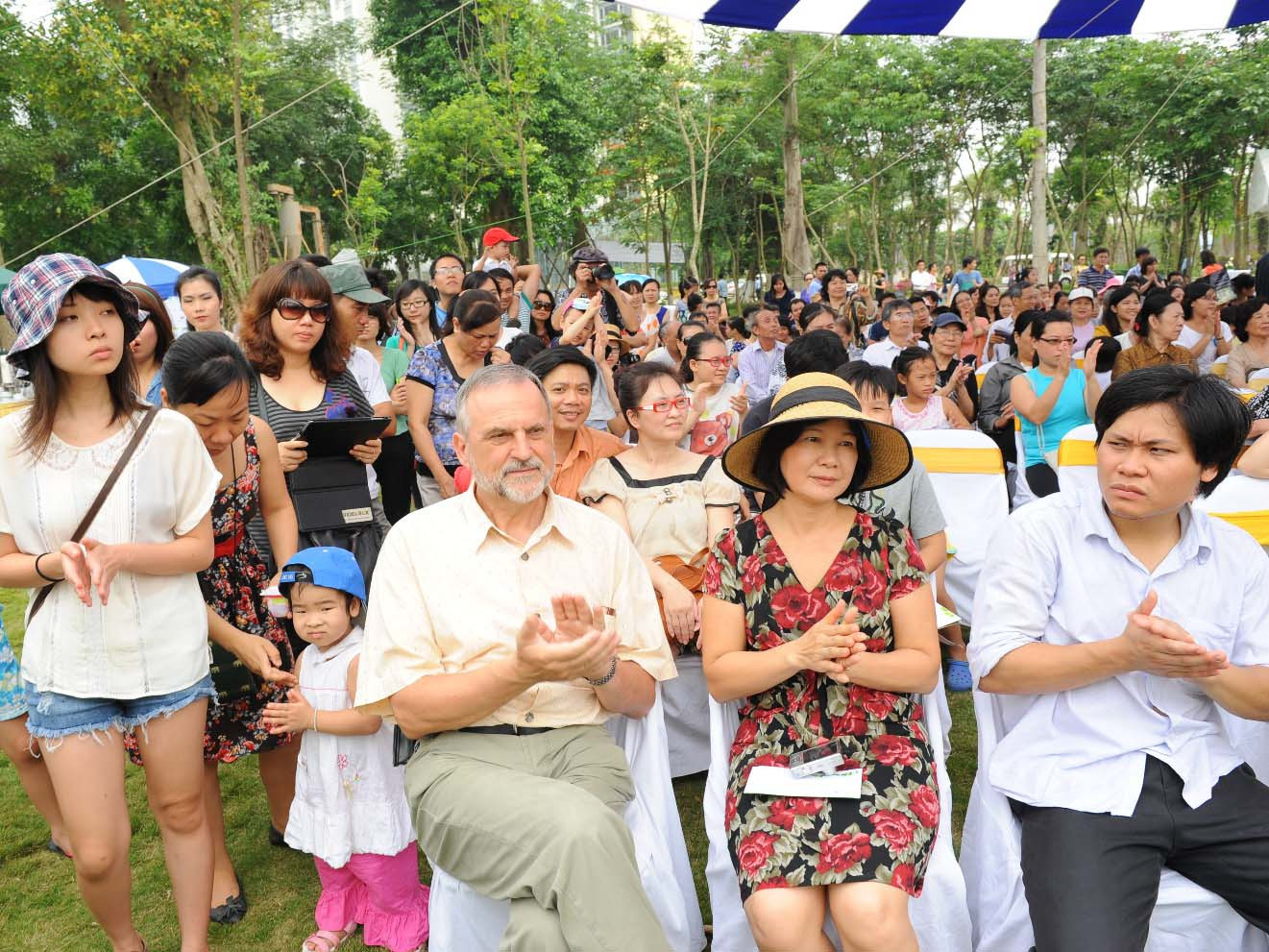 Buổi hòa nhạc thu hút cả khách nước ngoài, người già, trẻ nhỏ…