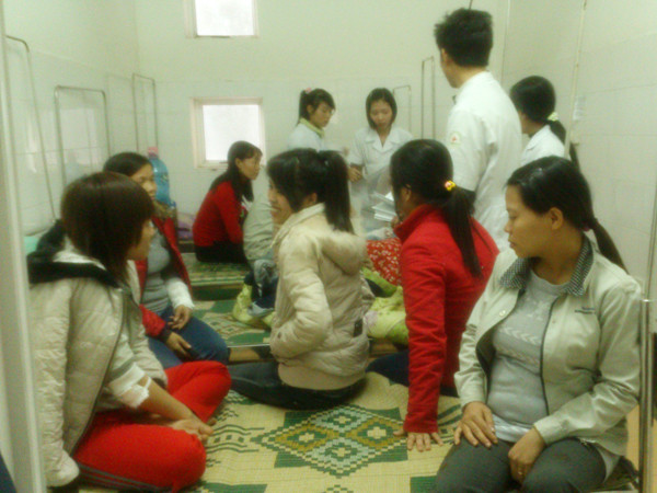 Các công nhân đang điều trị tại BV đa khoa huyện Thuận Thành. Ảnh: Tuấn Nguyễn