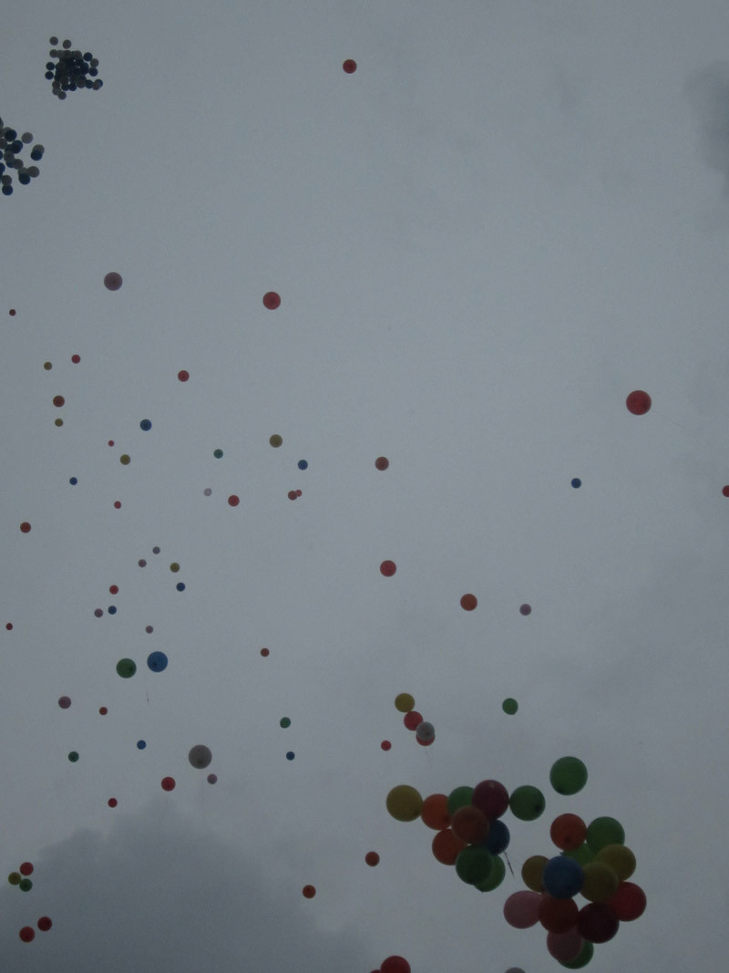 Các em thả bóng bay lên trời 