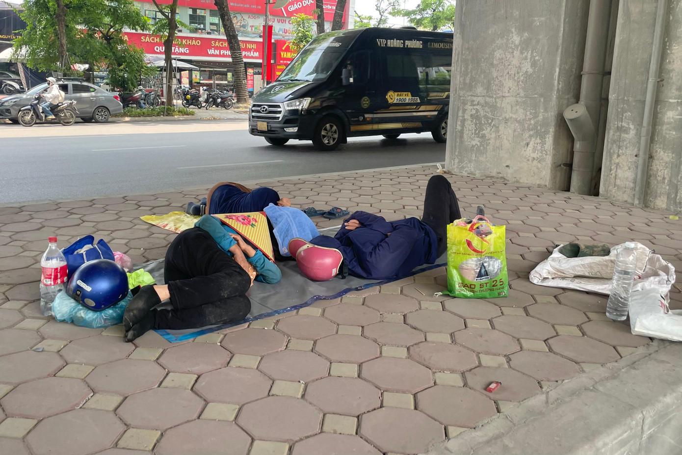 Nhiều người tìm nơi bóng mát để nghỉ ngơi, tránh cái nắng oi bức. Nhiều người tìm nơi bóng mát để nghỉ ngơi, tránh cái nắng oi bức.