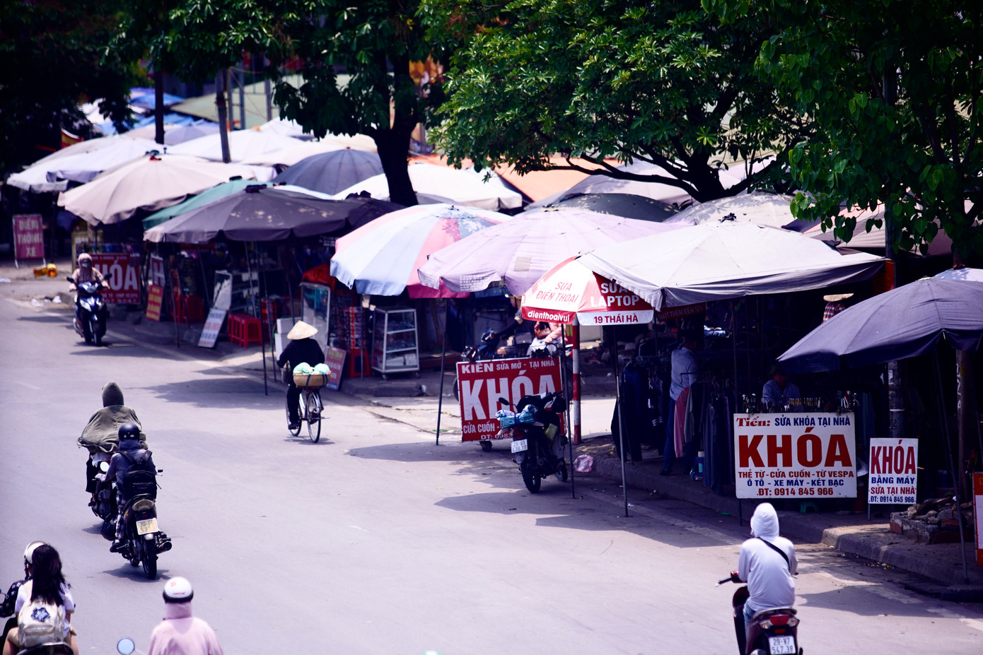 Các cửa hàng, quán nước dùng ô lớn che nắng nhưng vẫn khá vắng khách. Các cửa hàng, quán nước dùng ô lớn che nắng nhưng vẫn khá vắng khách.