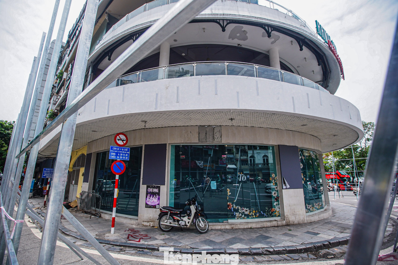 Phân kì 2, gồm: Nghiên cứu giải pháp phát triển không gian ngầm quảng trường; Tiếp tục chỉnh trang hết lớp nhà thứ nhất mặt phố xung quanh quảng trường; Cải tạo tổng thể hạ tầng kỹ thuật để tương xứng với hoạt động của hồ Hoàn Kiếm là di tích cấp Quốc gia đặc biệt; Bổ sung các trang thiết bị đô thị phù hợp với các chức năng hoạt động của khu vực. UBND quận Hoàn Kiếm cho biết, quận đang phối hợp với các Sở, ngành Thành phố khẩn trương hoàn tất các thủ tục theo quy định của pháp luật.