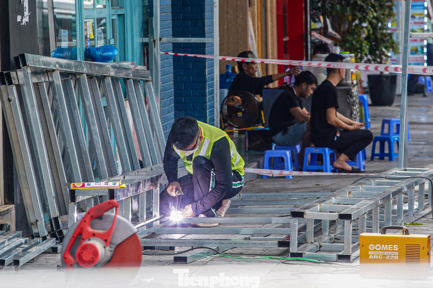 Công nhân tiến hành hàn cọc sắt, chuẩn bị cho quá trình quây tôn xung quanh công trình Hàm cá mập.