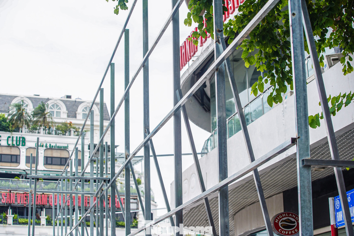 Hình ảnh khung sắt "bao bọc" công trình Hàm cá mập trước khi bị phá dỡ.