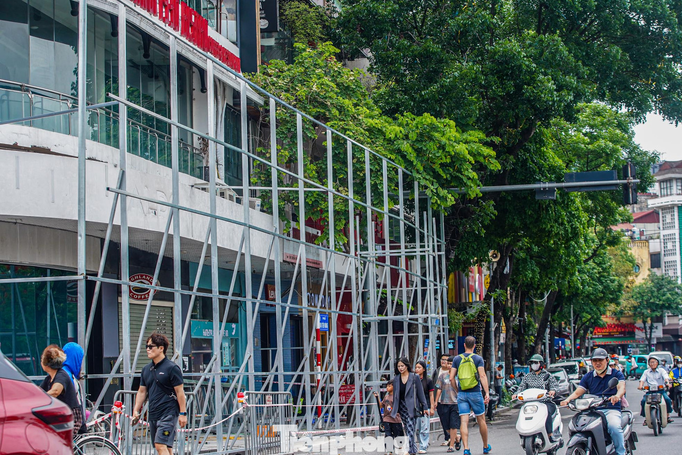 UBND quận Hoàn Kiếm cho biết, được sự cho phép của thành phố Hà Nội, trong thời gian qua UBND quận đã nghiên cứu phương án cải tạo, chỉnh trang quảng trường Đông Kinh Nghĩa Thục. Đây là điểm kết nối 2 khu vực đô thị di sản gồm hồ Hoàn Kiếm - đền Ngọc Sơn ở phía Nam (di tích cấp Quốc gia đặc biệt) và khu Phố cổ ở phía Bắc (di tích cấp Quốc gia).