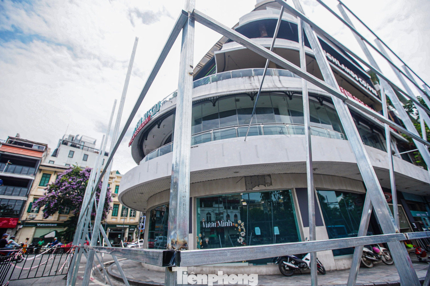 Theo ghi nhận của PV, phía ngoài công trình Hàm cá mập hiện đã được "bao bọc" bởi khung sắt. Việc thi công của các công nhân diễn ra khẩn trương, đảm bảo an toàn kỹ thuật.