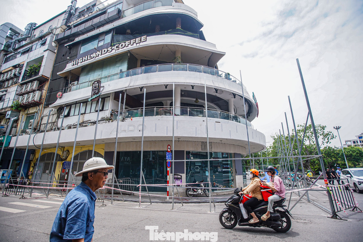 Trước đó, chiều 16/5, UBND quận Hoàn Kiếm có thông tin về việc phá dỡ tòa nhà số 1-3-5 Đinh Tiên Hoàng (tòa nhà Hàm cá mập).