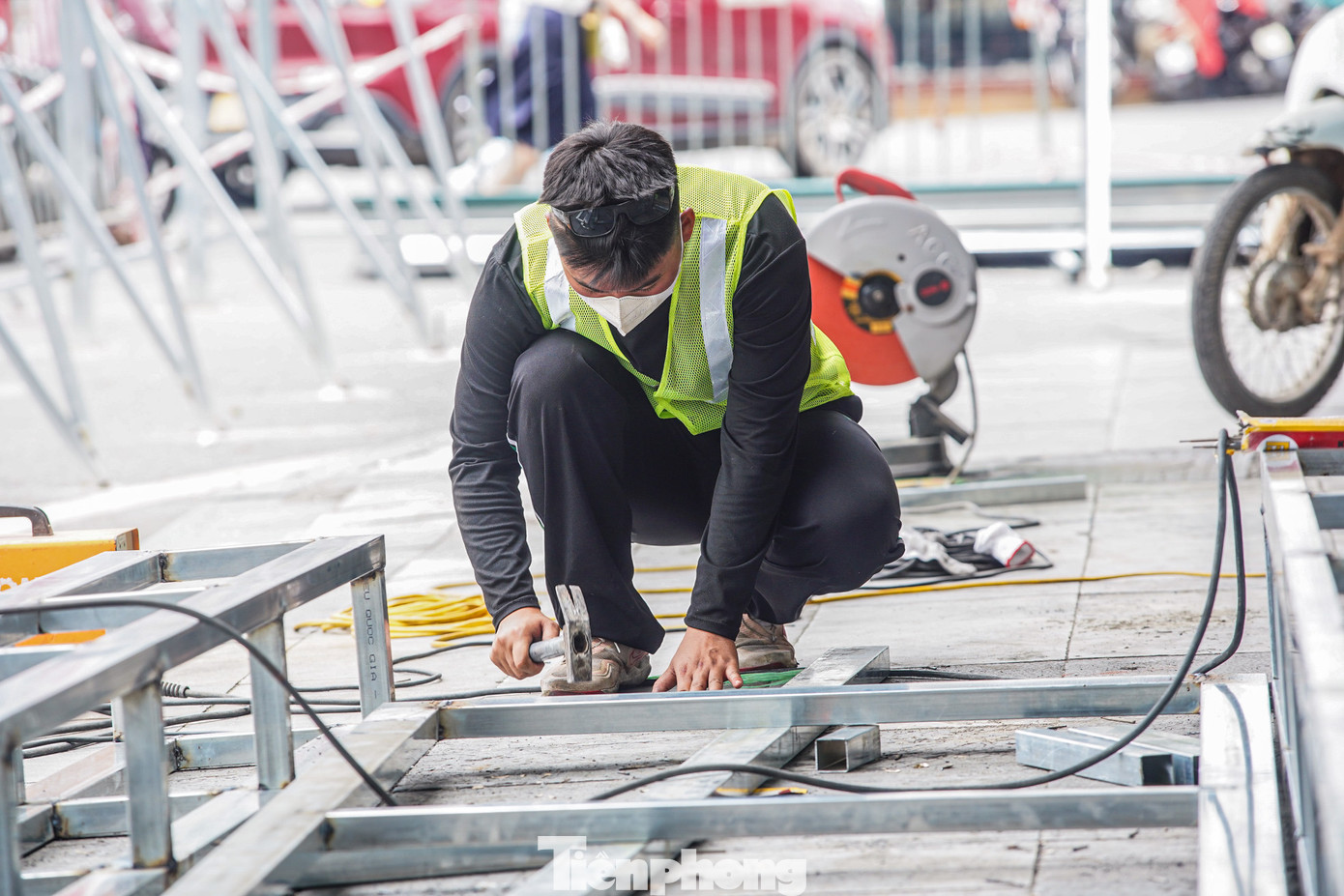 Công nhân tiến hành hàn cọc sắt, chuẩn bị cho quá trình quây tôn xung quanh công trình Hàm cá mập.