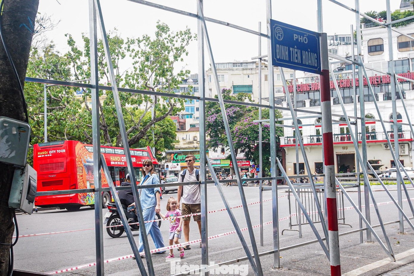 Hình ảnh khung sắt "bao bọc" công trình Hàm cá mập trước khi bị phá dỡ.