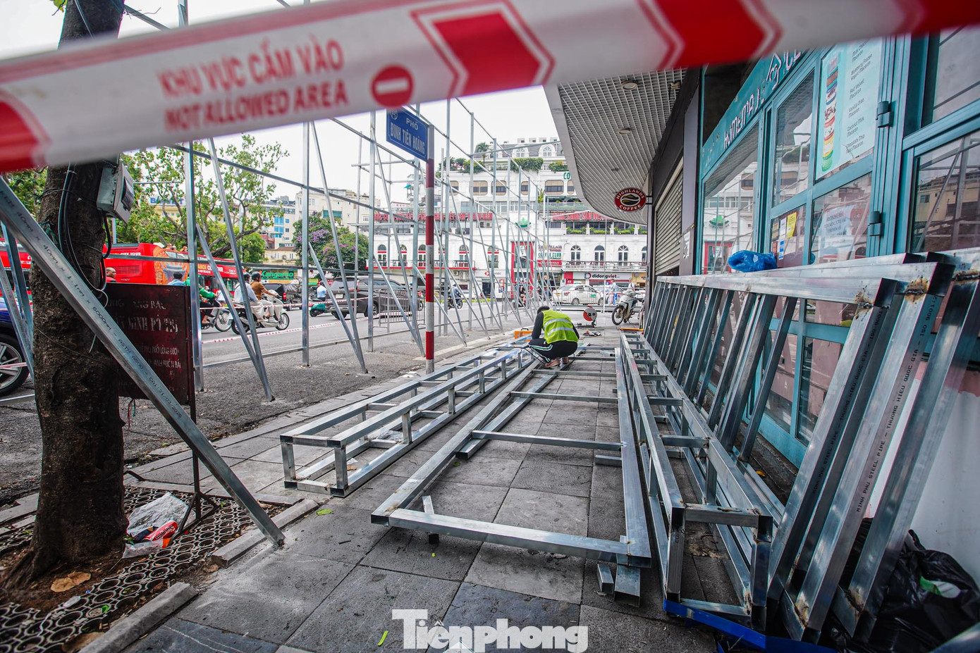 Khu vực thi công được chăng dây.